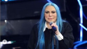 Sanremo: Loredana Berté canta “Pazza” e riceve una standing ovation ma a colpire è anche il suo look