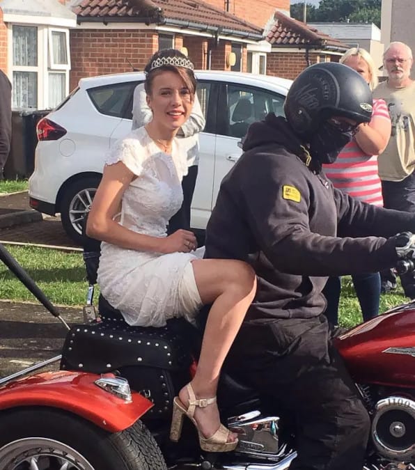 motociclisti accompagnano al ballo di fine anno una ragazza di 16 anni vittima bullismo