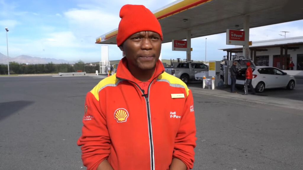 benzinaio decide di pagare la benzina ad una automobilista