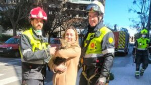 Gatto sopravvissuto all’incendio di Valencia, salvato dai pompieri dopo 8 giorni: l’incontro con la padrona