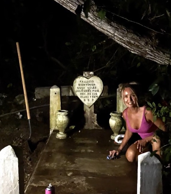 TikToker diventa virale per aver pulito le tombe abbandonate