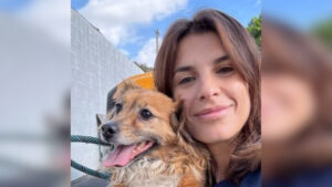Elisabetta Canalis adotta Charlie: un cane anziano di 10 anni lasciato in canile “come una scarpa vecchia”