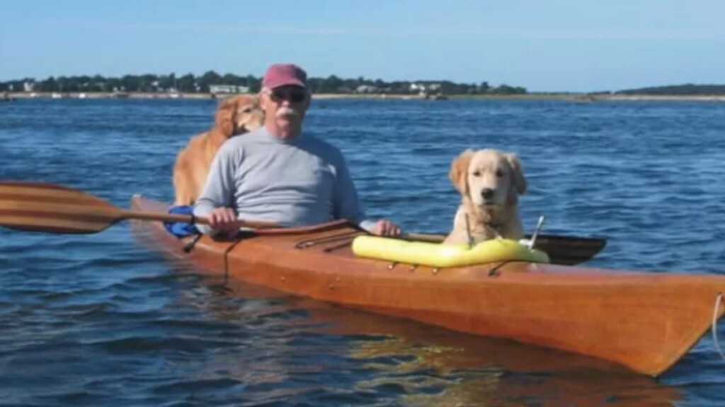 Uomo costruisce un Kayak speciale per i suoi cani