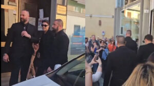 Accoglienza trionfale per Mirko Brunetti a Napoli, scortato dai bodyguard tra la folla esultante (Video)