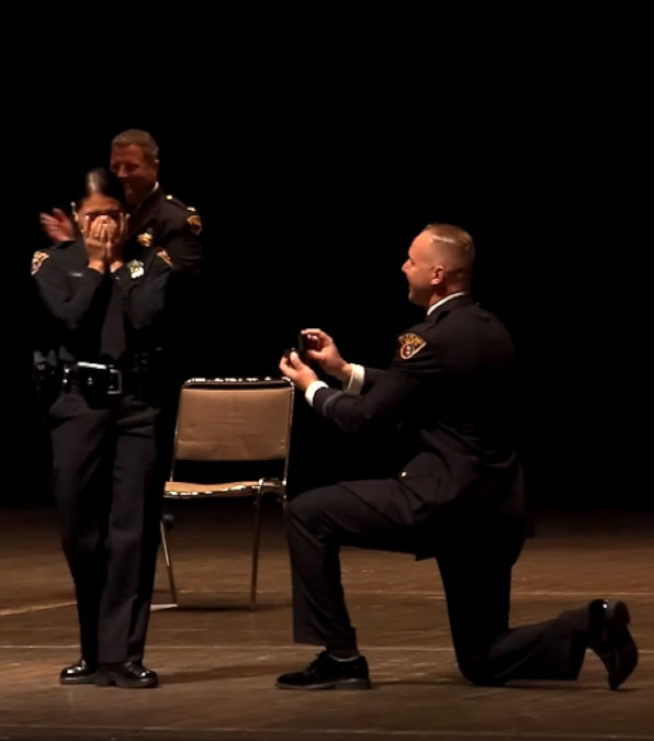 la sorprendente proposta di matrimonio durante la cerimonia di diploma di un'agente di polizia