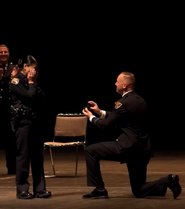 la sorprendente proposta di matrimonio durante la cerimonia di diploma di un'agente di polizia