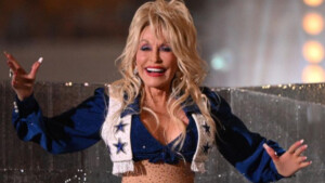 Dolly Parton si mostra in pubblico con un abito da cheerleader e scatena una miriade di reazioni sui social