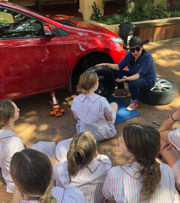 una scuola australiana fa lezioni di meccanica automobilistica alle ragazze