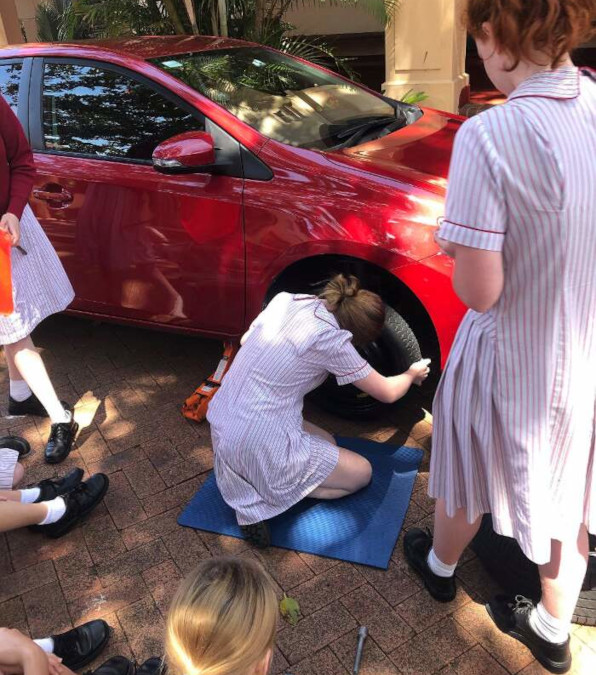 una scuola australiana fa lezioni di meccanica automobilistica alle ragazze