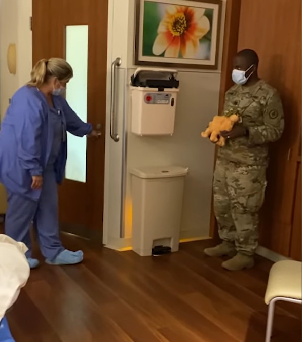 la sorpresa emozionante di un soldato alla moglie per la nascita del figlio