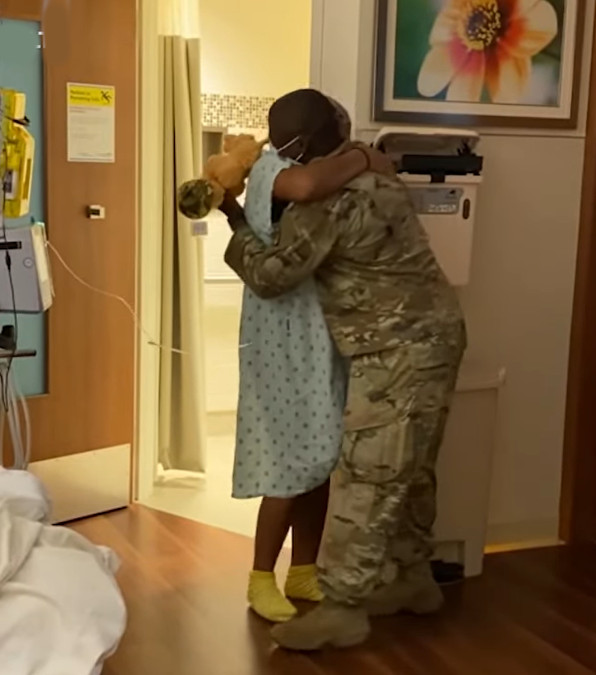 la sorpresa emozionante di un soldato alla moglie per la nascita del figlio