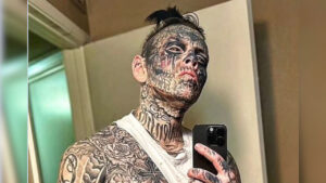 Spende 70.000 dollari per tatuarsi tutto il corpo, inclusi i bulbi oculari, e sui social mostra com’era prima