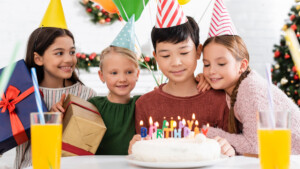 Una mamma decide di non organizzare più per i figli feste di compleanno e trova una alternativa molto più apprezzata.