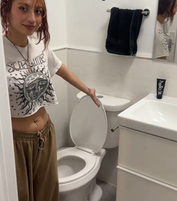 Ivy Bloom, la giovane americana che vietato l’uso del bagno di casa agli ospiti
