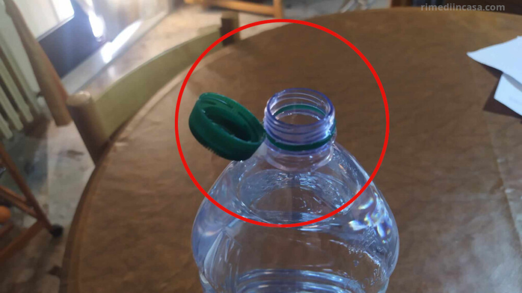 Ecco perché i tappi di plastica sono attaccati alle bottiglie