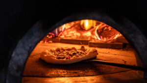 Paga oltre 900 euro per una pizza Margherita: ristoratore a processo per truffa