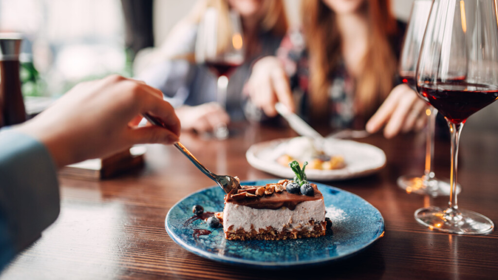 Il motivo dietro il desiderio di dolce dopo i pasti