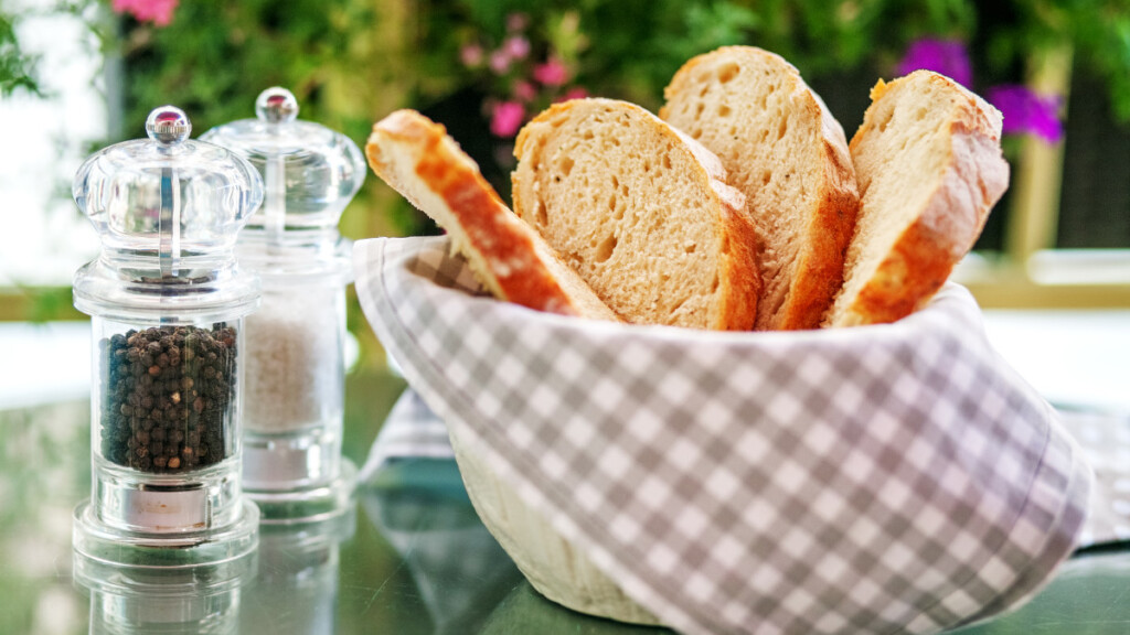 Perché i ristoranti ti portano il pane appena seduto